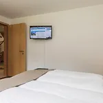 基督山小木屋旅馆 *